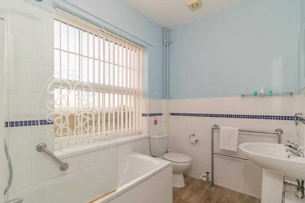 Ensuite bathroom with blue bathtub