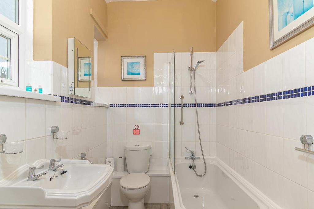 Ensuite bathroom in peach and blue