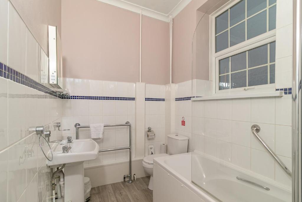 Ensuite bathroom with wide window