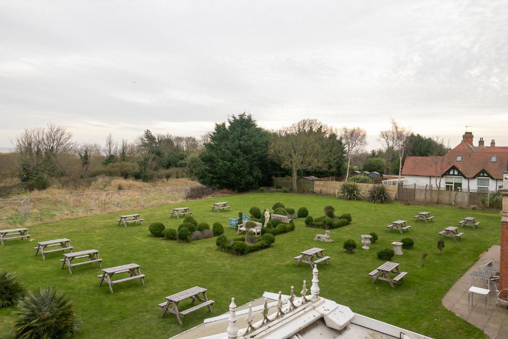 Topiary and cafe seating in the rear gardens