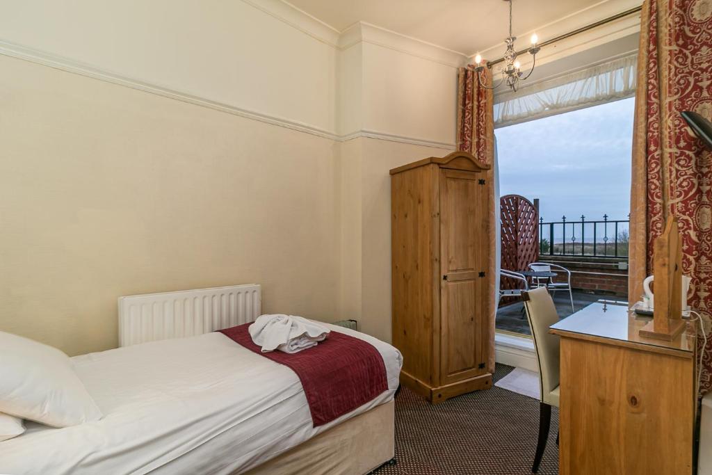 Single guest room with private balcony