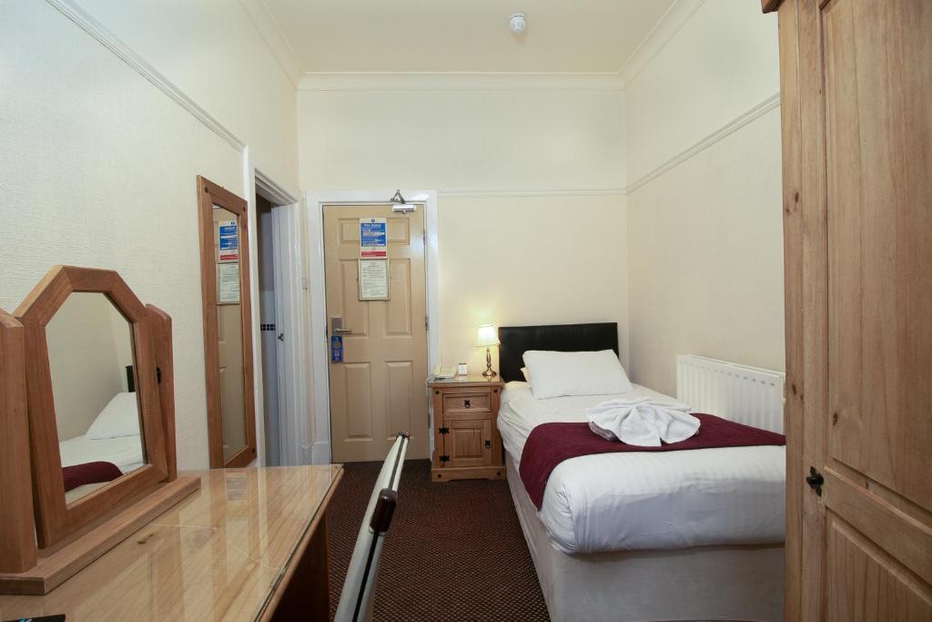 Standard single guest room