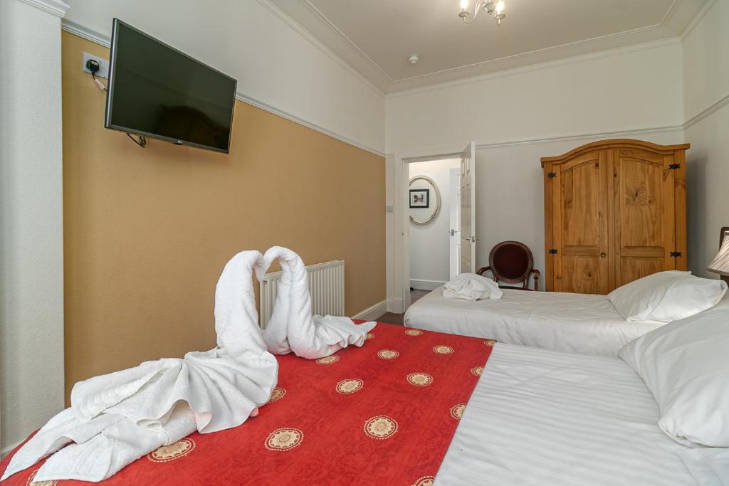 Twin-bed guest room