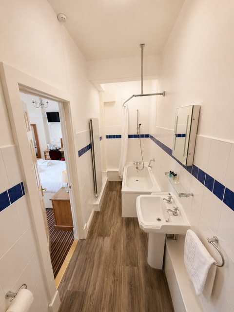 Standard Double Seaview ensuite bathroom