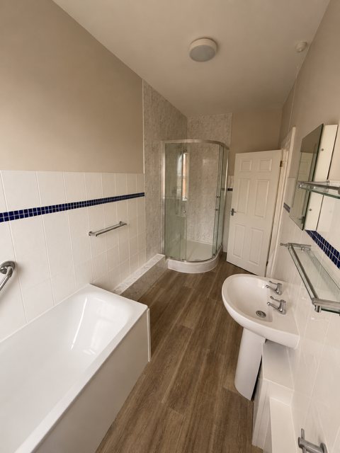 Standard Twin Seaview ensuite with shower cubicle and bath